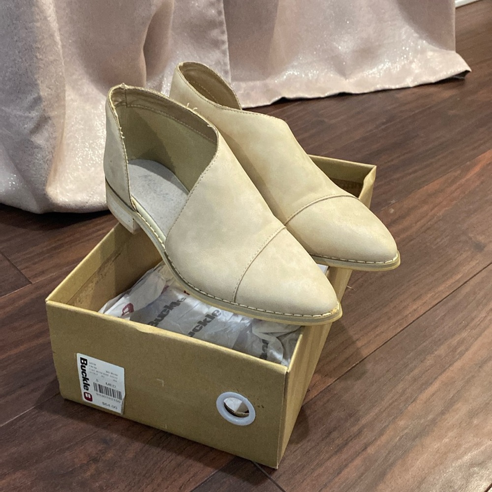 Womens MI.IM Freya leather shoes with the side cute out. Size 5 brand new.